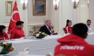 Cumhurbaşkanı Erdoğan, millî sporcularla iftar yemeğinde bir araya geldi