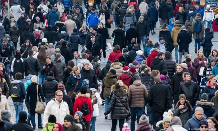 Almanlar vatandaşla ilgilenen siyaset istiyor