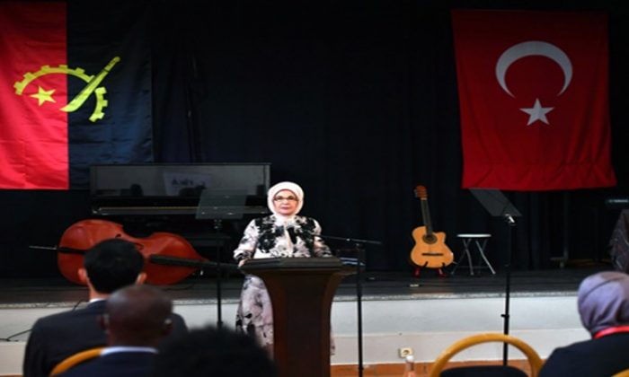 Emine Erdoğan, Angola’nın başkenti Luanda’da Rangel Kadın Mesleki Eğitim Merkezi’ni ziyaret etti