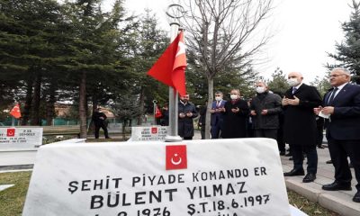 Millî Savunma Bakanı Hulusi Akar ile Ulaştırma ve Altyapı Bakanı Adil Karaismailoğlu, Kayseri’de Şehitliği Ziyaret Etti