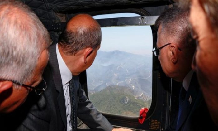 Cumhurbaşkanı Ersin Tatar, KKTC’ye resmi temaslarda bulunmak üzere gelen Türkiye Cumhuriyeti Cumhurbaşkanı Yardımcısı Fuat Oktay ile birlikte, devam eden yangını incelemek üzere askeri helikopterle Mersinlik bölgesine gitti
