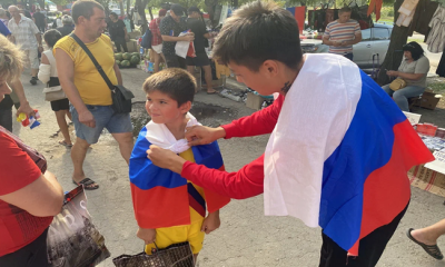 Активисты «Молодой Гвардии Единой России» и «Волонтерской Роты» раздали российские флаги в Мариуполе и Купянске
