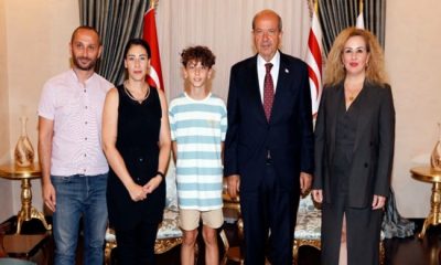Cumhurbaşkanı Ersin Tatar, 12 yaş erkeklerde Türkiye’de atletizm yüksek atlamada birinci gelen Erdinç İnçay’ı kabul etti
