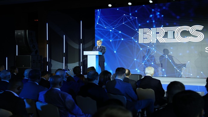 Vladimir Yakushev, BRICS-Avrupa sempozyumunun parlamentolar arası ve partiler arası alternatif iletişim için kalıcı bir platform haline getirilmesini önerdi