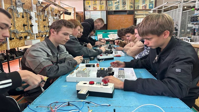 Stavropol Krayı’na bağlı İpatovo’da, “Birleşik Rusya ile Kariyerim” parti projesi kapsamında okul çocuklarına yönelik kariyer rehberliği dersleri düzenleniyor