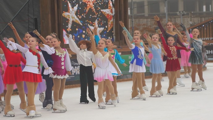 Birleşik Rusya’nın desteğiyle Astrakhan’da bir artistik buz pateni gala konseri düzenlendi