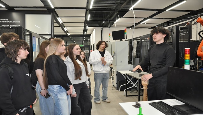 «Единая Россия» рассказала школьникам Казани о профессиях в сфере промышленности