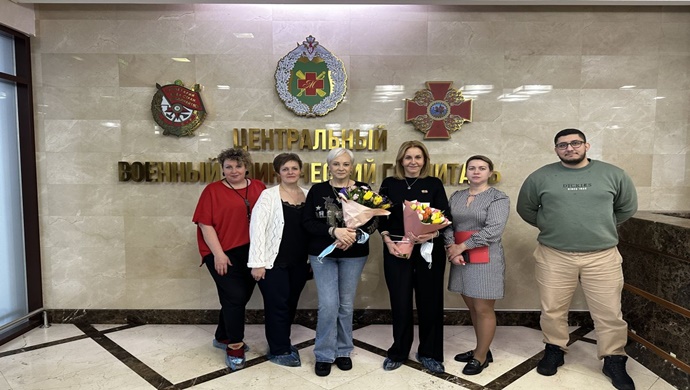 Birleşik Rusya üyeleri, P.V. Mandryka Askeri Hastanesi’nde çalışan kadın personele hediyeler takdim etti