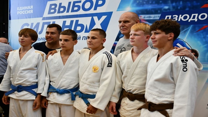 Lipetsk Oblastı’ndaki Yelets şehrinde, Alexander Karelin spor okullarının öğrencileri için bir ustalık sınıfı düzenledi